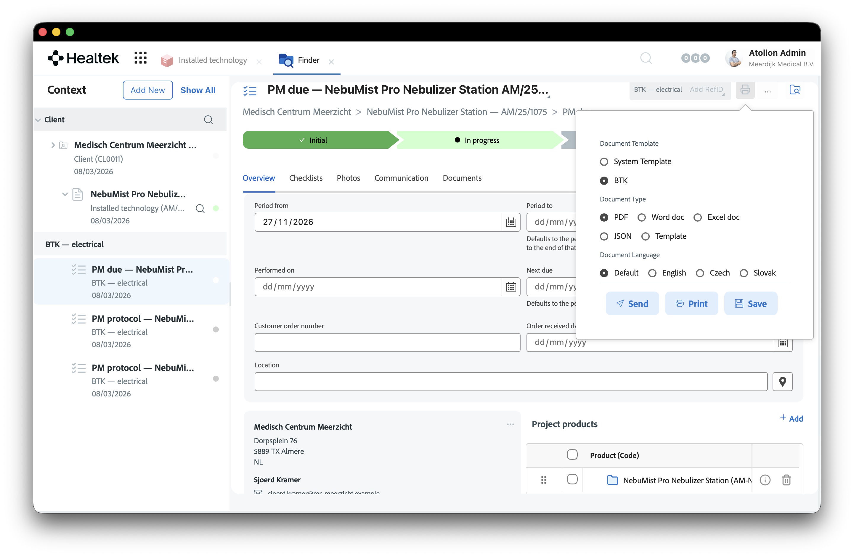 Eine sicherheitstechnische Prüfaktivität in Healtek mit dem Titel „PM due — NebuMist Pro Nebulizer Station“, mit Feldern für Zeitraum von und bis, Durchführungsdatum, nächster Fälligkeitstermin, Bestellnummer des Kunden, Bestelleingangsdatum und Standort, und einem geöffneten Druckfenster, das die BTK-Dokumentvorlage als PDF, Word, Excel oder JSON in Englisch, Tschechisch oder Slowakisch anbietet.